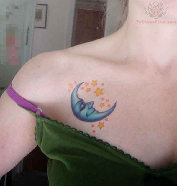 点击大图看下一张：女生锁骨上彩绘月亮与星星清新纹身图片