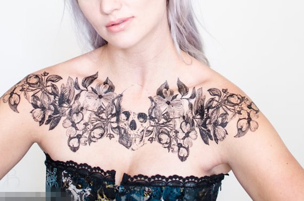 点击大图看下一张：女生锁骨下黑色素描创意唯美花朵骷髅纹身图片