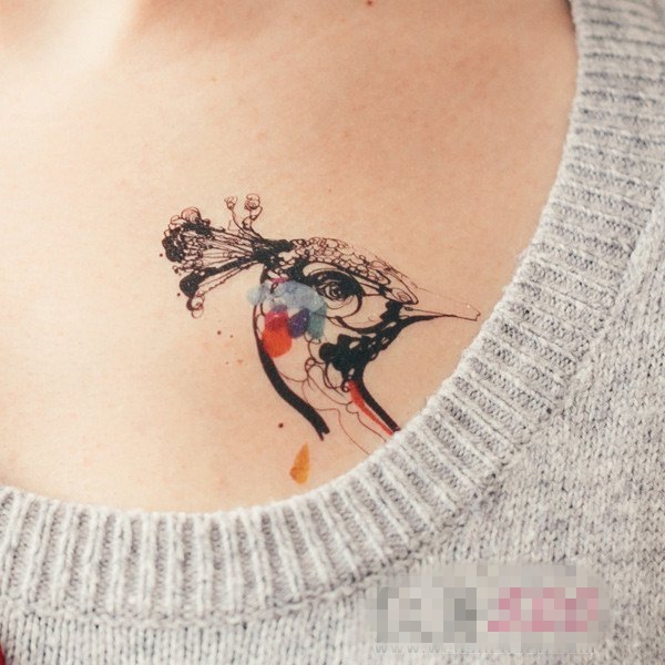 点击大图看下一张：女生胸部彩绘简单线条小动物孔雀纹身图片