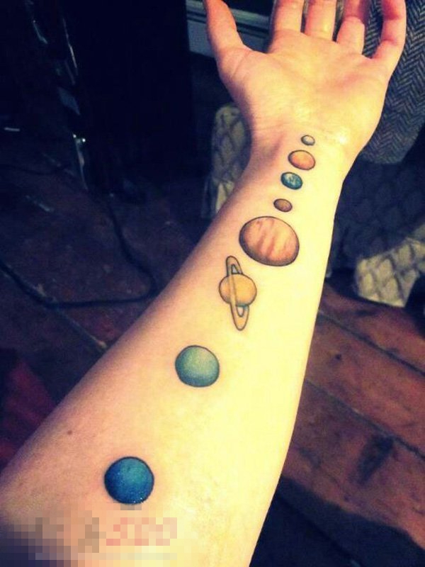 点击大图看下一张：多款关于太阳系彩绘几何圆形线条星球纹身图案