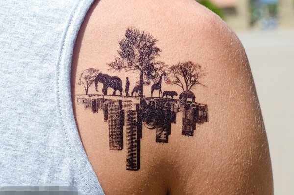 点击大图看下一张：男生肩部黑色点刺建筑和动物植物纹身图片