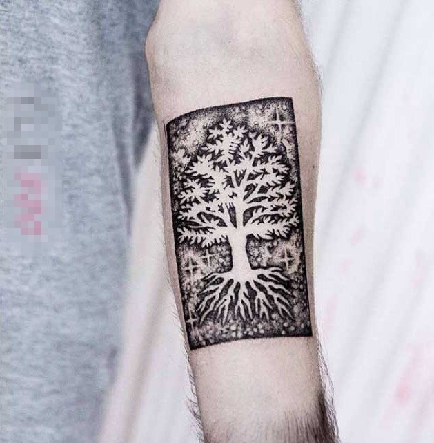 点击大图看下一张：男生手臂上黑色几何线条植物生命树纹身图片