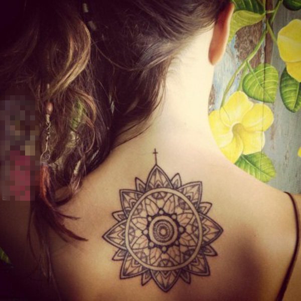 点击大图看下一张：女生背部黑色线条素描创意花纹纹身图片