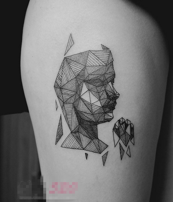 点击大图看下一张：女生大腿上黑色线条几何元素创意女生人像纹身图案