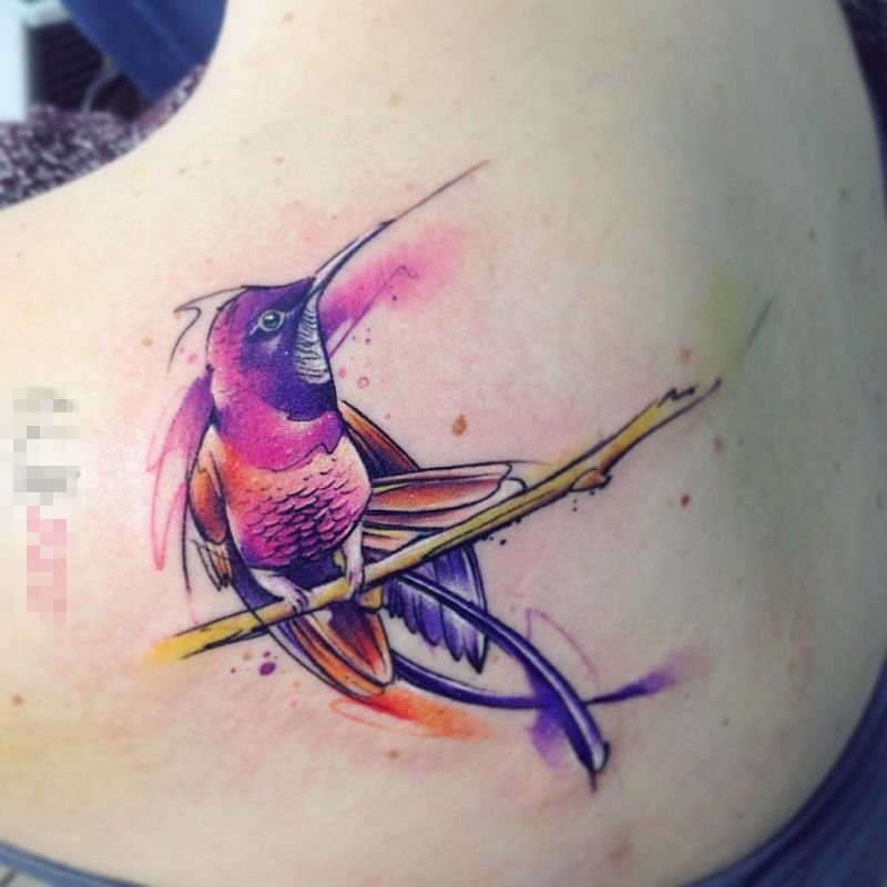 点击大图看下一张：女生肩部彩绘抽象线条小动物蜂鸟纹身图片