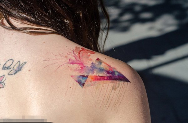 点击大图看下一张：女生肩部彩绘泼墨几何渐变纹身图片