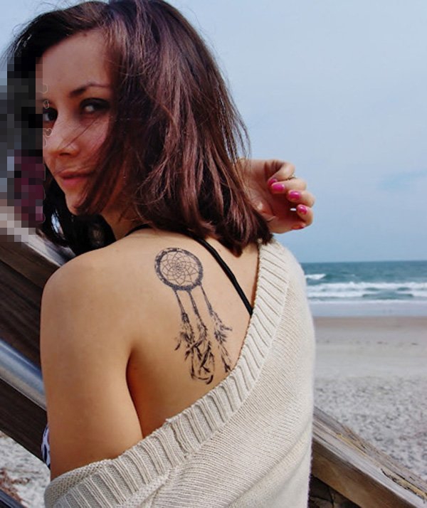 点击大图看下一张：女生肩部黑色几何线条捕梦网纹身图片