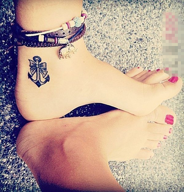 点击大图看下一张：女生脚部黑色素描创意蝴蝶结船锚纹身图片