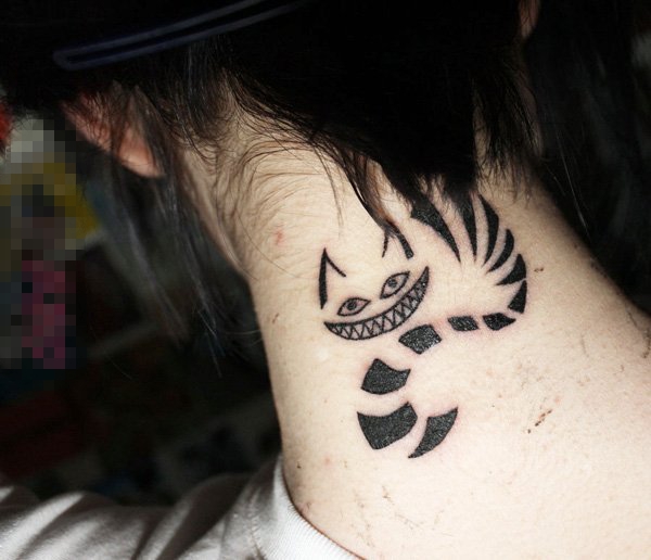 点击大图看下一张：女生颈后黑色几何线条小动物卡通笑脸猫纹身图片