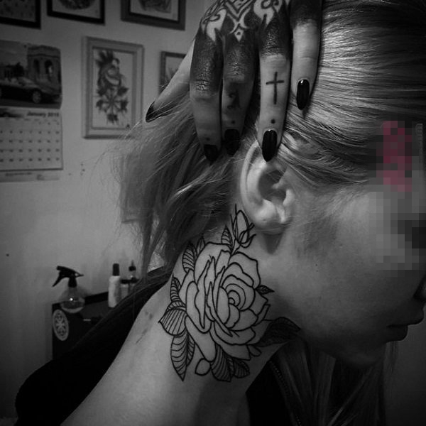 点击大图看下一张：女生颈后黑色植物素材简单线条花朵纹身图片