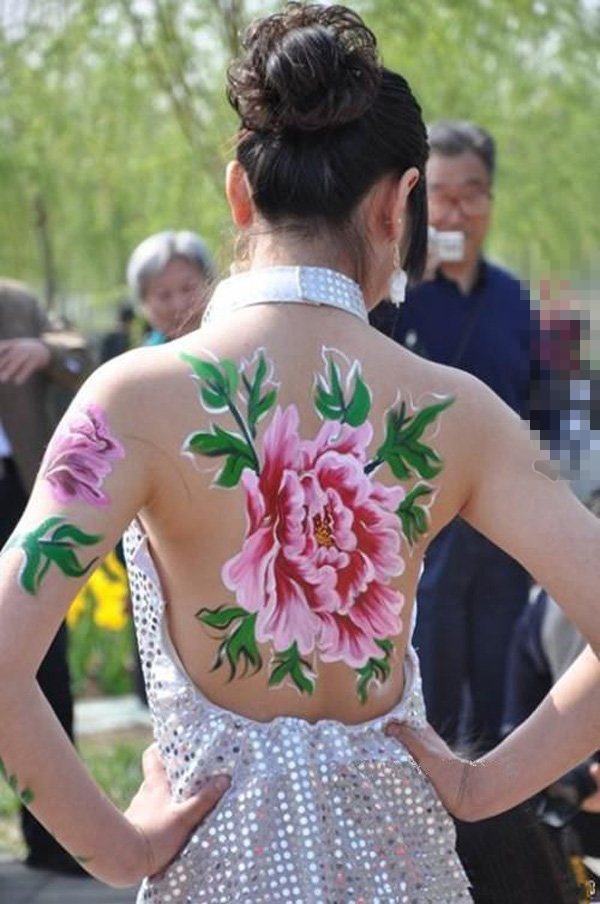 点击大图看下一张：女生满背上彩绘渐变文艺花朵纹身图片