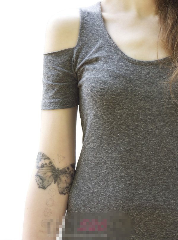 点击大图看下一张：女生手臂上黑灰点刺简单线条小动物蝴蝶纹身图片