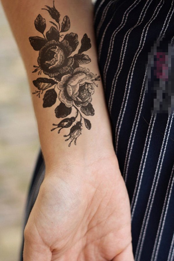 点击大图看下一张：女生手臂上黑灰素描创意唯美花朵纹身图片