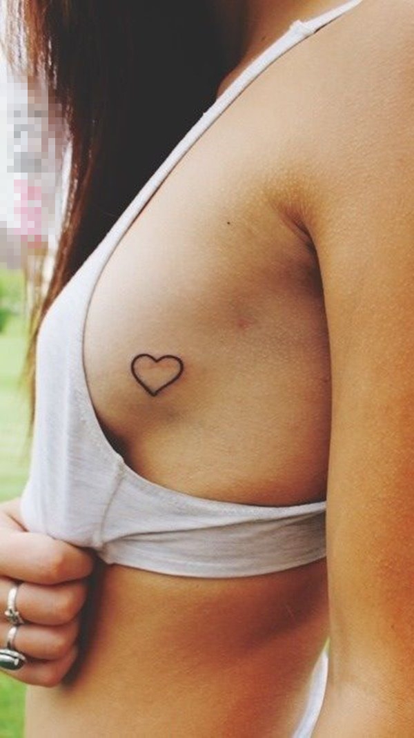 点击大图看下一张：女生胸部黑色几何线条心形纹身图片