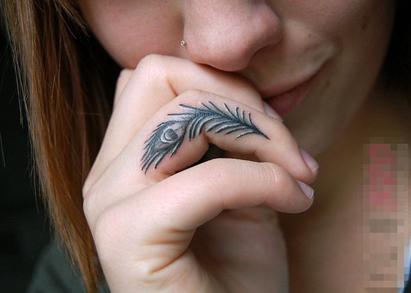 点击大图看下一张：多款手指上的黑灰素描创意俏皮可爱小图案纹身图案