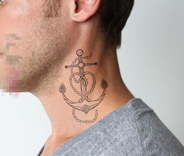 点击大图看下一张：男生脖子上黑色素描创意海军风船锚纹身图片