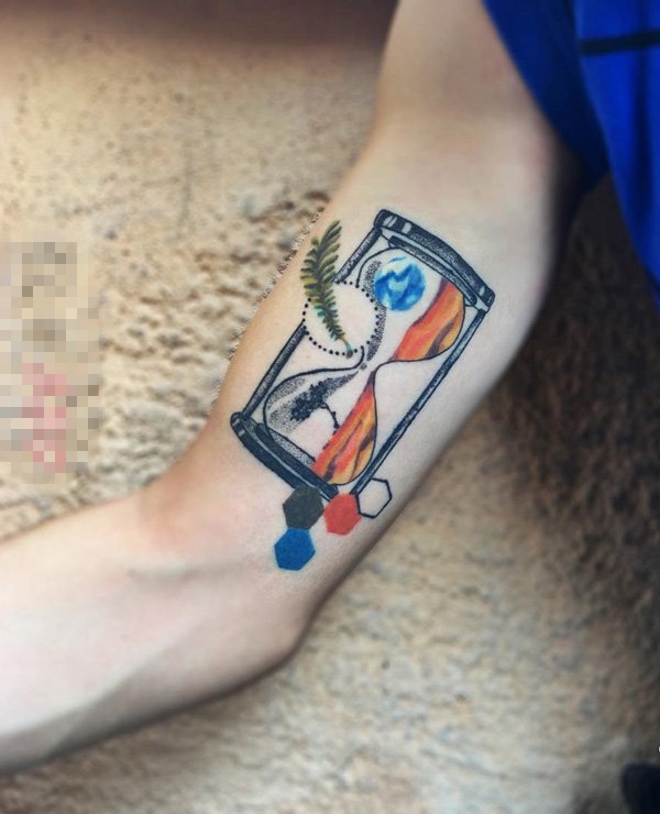 点击大图看下一张：男生手臂上彩绘几何线条沙漏纹身图片
