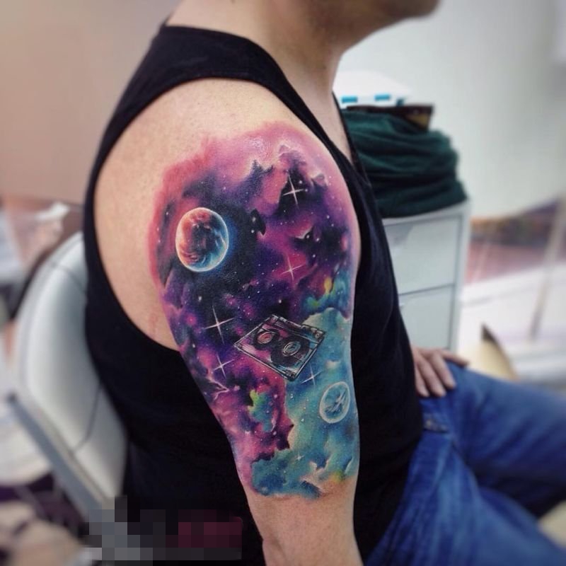 点击大图看下一张：男生手臂上彩绘渐变星空元素几何星球宇宙纹身图片