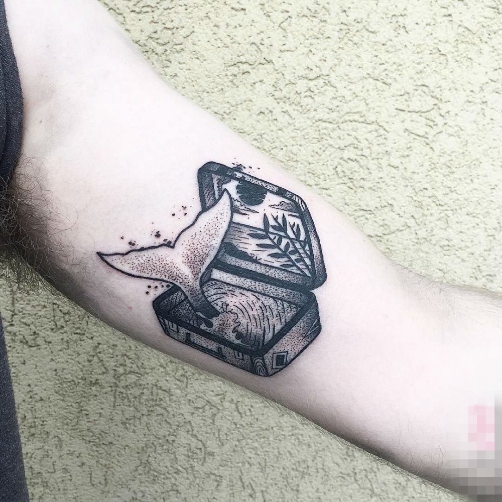 点击大图看下一张：男生手臂上黑色素描创意盒子纹身图案