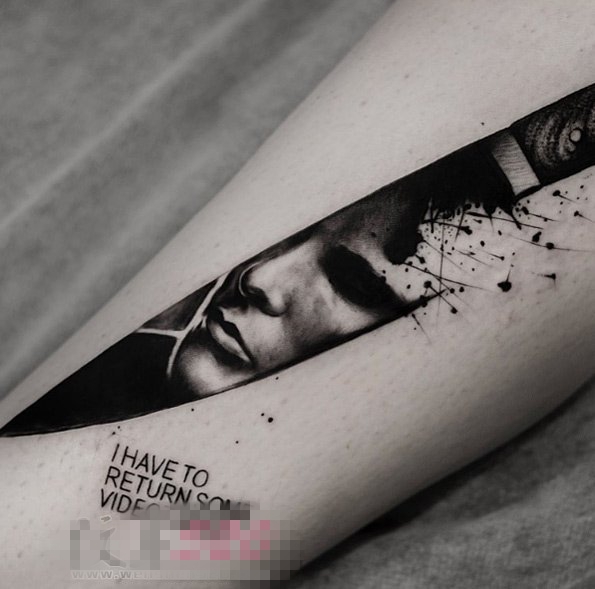 点击大图看下一张：男生小腿上黑色点刺人物肖像匕首纹身图片