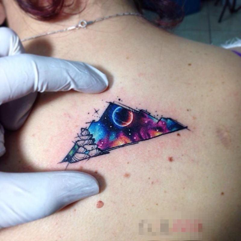 点击大图看下一张：女生背部彩绘水彩创意星球元素几何三角形纹身图片