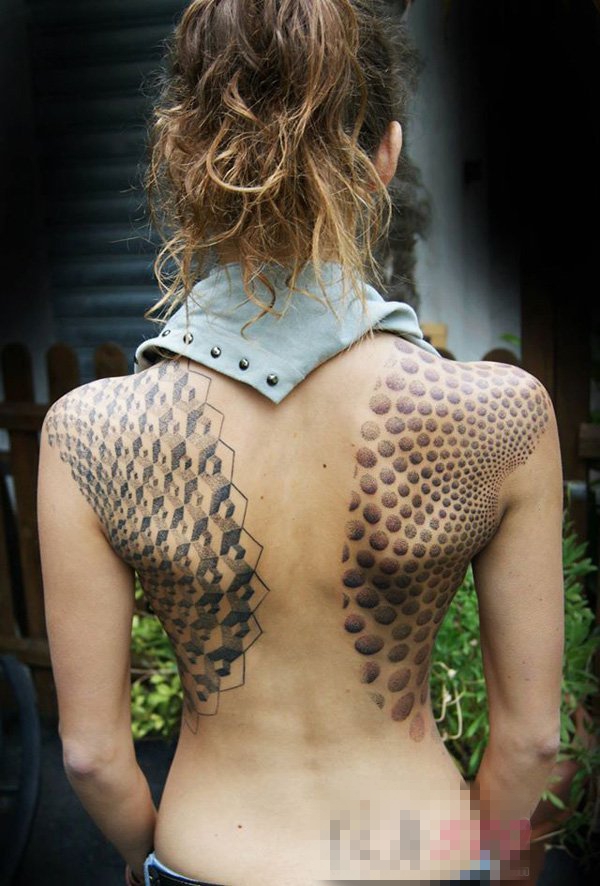 点击大图看下一张：女生背部黑色素描点刺技巧创意花纹对称纹身图片