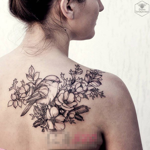 点击大图看下一张：女生背部黑色线条素描创意唯美花朵纹身图片