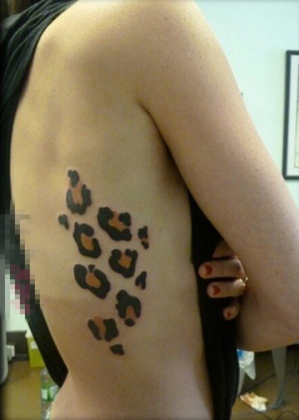 点击大图看下一张：女生侧腰上彩绘几何抽象线条豹纹纹身图片