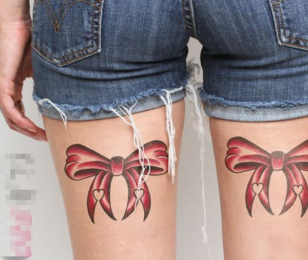 点击大图看下一张：女生大腿上彩绘渐变抽象线条蝴蝶结纹身图片