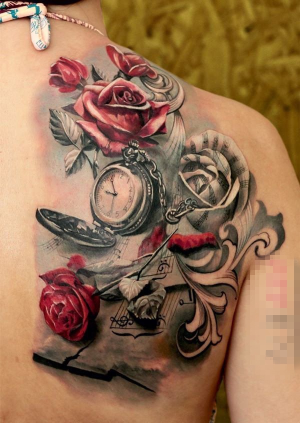 点击大图看下一张：女生后背上彩绘点刺玫瑰和钟表纹身图片
