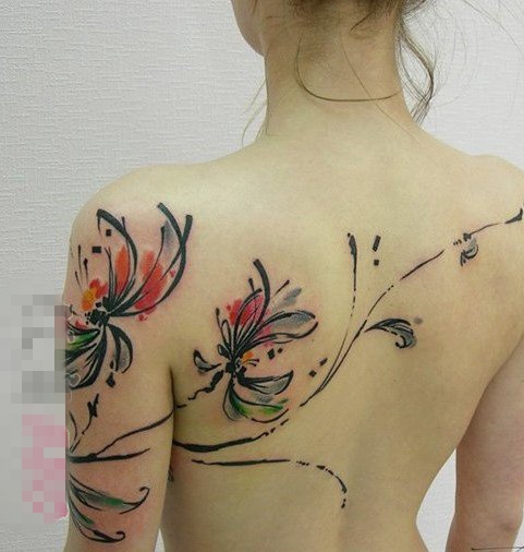 点击大图看下一张：女生后背上彩绘泼墨抽象线条植物花朵纹身图片