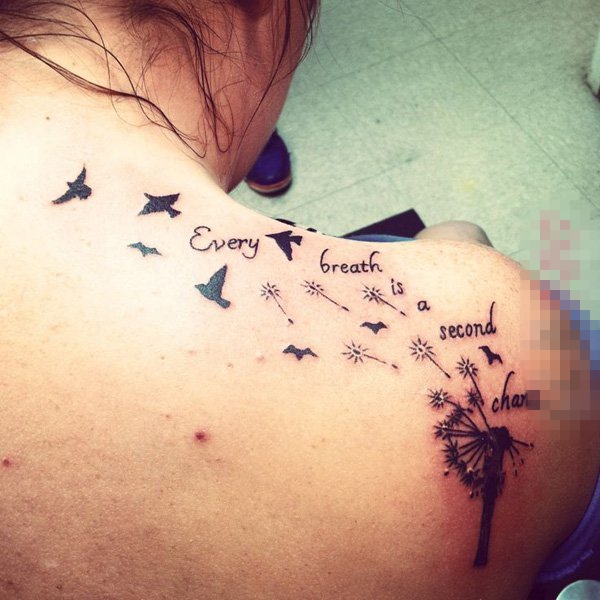 点击大图看下一张：女生肩部黑色小鸟轮廓和植物蒲公英纹身图片