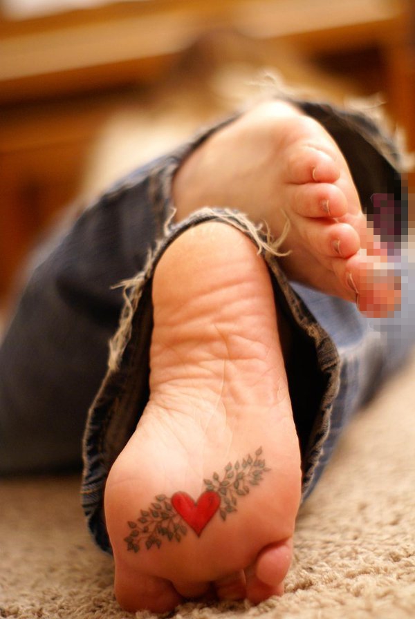 点击大图看下一张：女生脚底黑色素描创意心形纹身图片