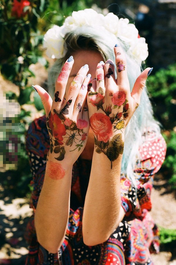 点击大图看下一张：女生手背上彩绘渐变植物文艺花朵纹身图片