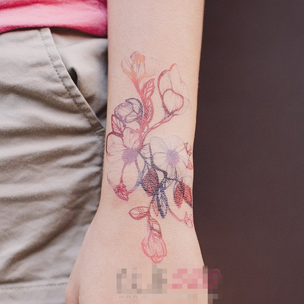 点击大图看下一张：女生手臂上彩绘水彩创意唯美花朵纹身图片