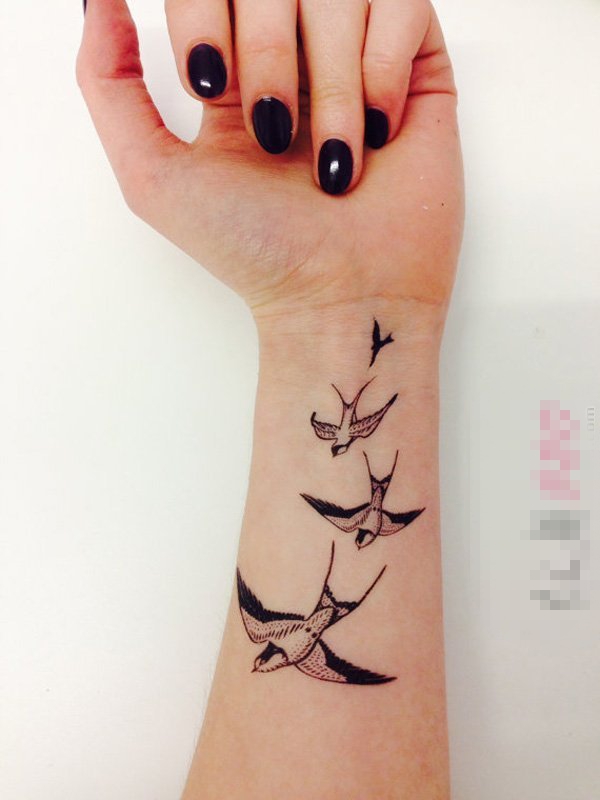 点击大图看下一张：女生手臂上黑色抽象线条小动物燕子纹身图片