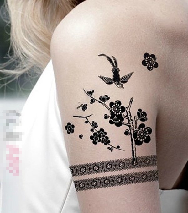 点击大图看下一张：女生手臂上黑色几何线条植物文艺花朵和小鸟纹身图片