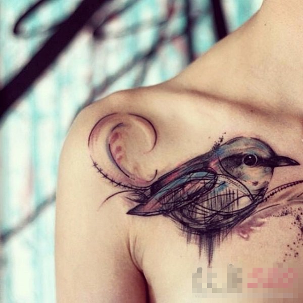 点击大图看下一张：女生锁骨下黑灰素描创意可爱小鸟纹身图片