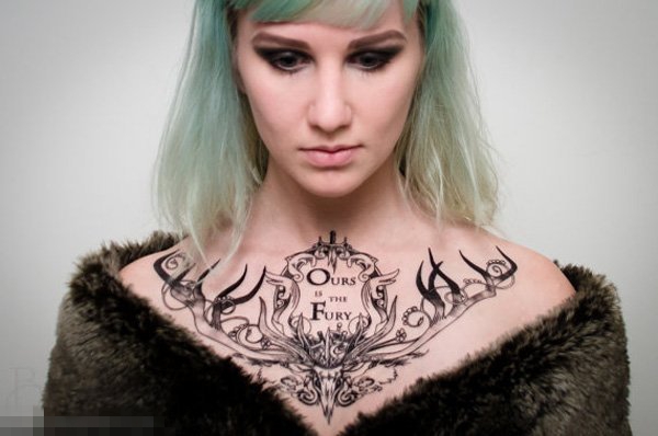 点击大图看下一张：女生锁骨下黑色素描创意鹿头项链纹身图片