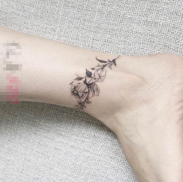 点击大图看下一张：女生小腿上黑灰素描创意唯美花朵纹身图片