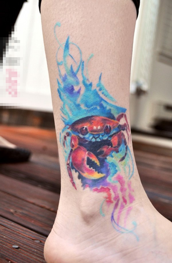 点击大图看下一张：女生小腿上水彩晕染清新螃蟹纹身图片