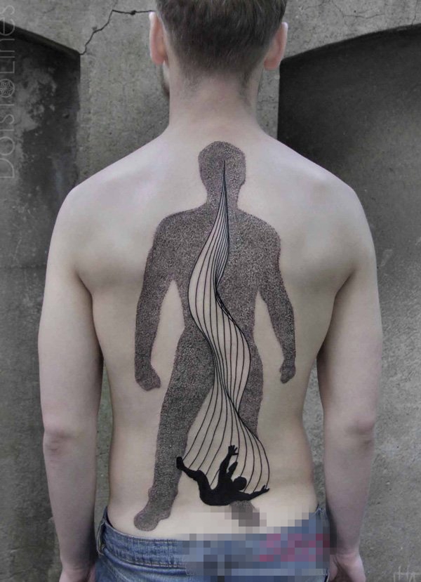 点击大图看下一张：男生后背上黑色点刺抽象线条人物轮廓纹身图片