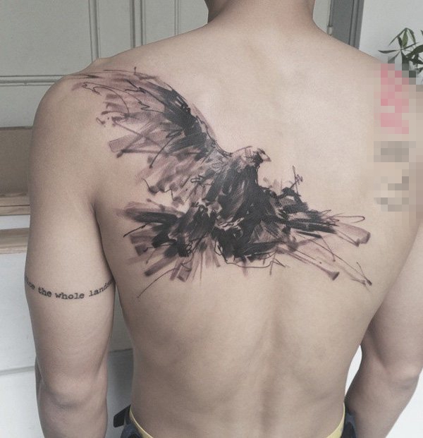 点击大图看下一张：男生后背上黑色点刺水墨小动物老鹰纹身图片