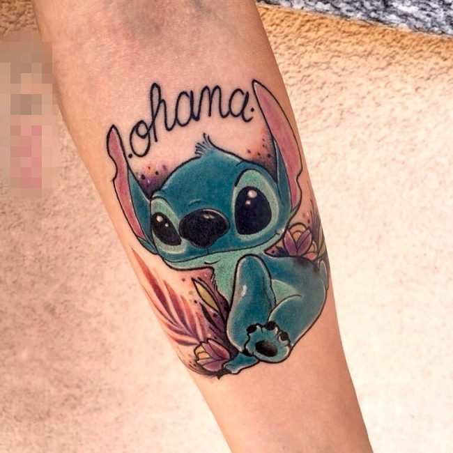 点击大图看下一张:男生手臂上彩绘可爱卡通人物史迪仔纹身图片