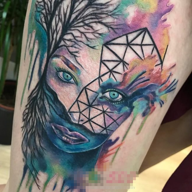 点击大图看下一张：男生手臂上彩绘水彩泼墨女生人像几何元素抽象纹身图片