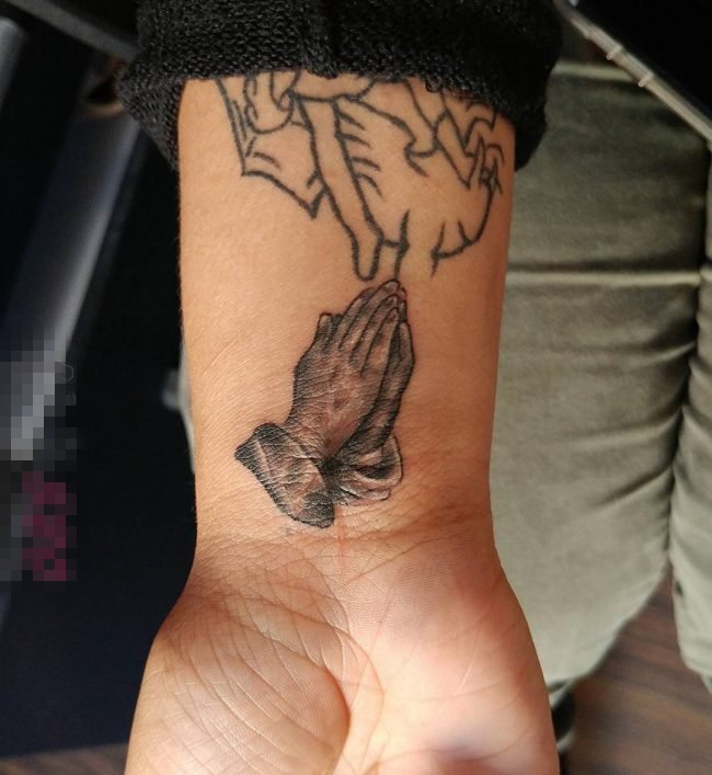 点击大图看下一张：男生手臂上黑灰素描创意基督教祈祷手势纹身图片