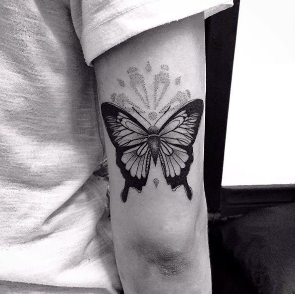 点击大图看下一张：男生手臂上黑色写实小动物蝴蝶纹身图片