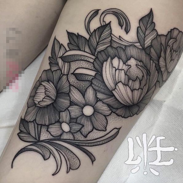 点击大图看下一张：女生大腿上黑色点刺简单线条植物花朵纹身图片