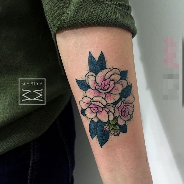 点击大图看下一张：女生手臂上彩绘技巧植物花朵纹身图片