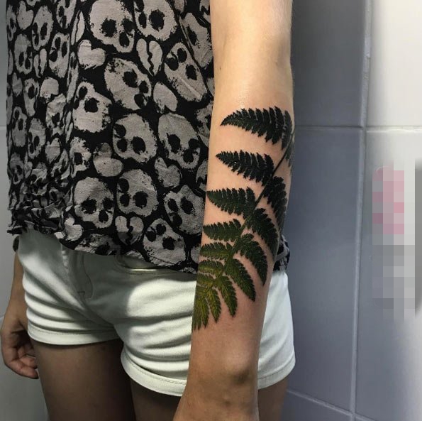 点击大图看下一张：女生手臂上彩绘渐变植物素材叶子纹身图片